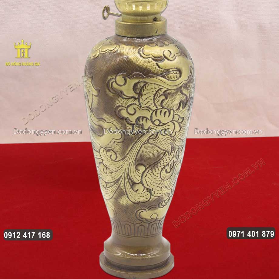 Từng chi tiết, họa tiết hoa văn được chăm ch&uacute;t v&ocirc; c&ugrave;ng tỉ mỉ bởi đ&ocirc;i b&agrave;n tay t&agrave;i hoa của c&aacute;c nghệ nh&acirc;n